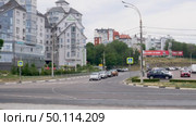 Voronezh, Russia, June 17, 2025: Cars on the road at an intersection in the city of Voronezh in the summer. Редакционное видео, видеограф Катерина Белякина / Фотобанк Лори