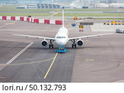 White Airplane waiting on taxiway ready to takeoff. Стоковое фото, агентство Ingram Publishing / Фотобанк Лори