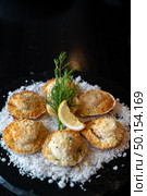 deep fried Hokkaido Scallops Shell with crusty bread serve with lemon and salt. . Стоковое фото, агентство Ingram Publishing / Фотобанк Лори