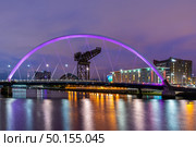 Clyde Arc Bridge along River Clyde Sunset twilight at Glasgow city Scotland UK. Стоковое фото, агентство Ingram Publishing / Фотобанк Лори