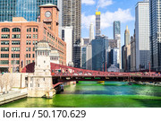 Chicago Skylines building along green dyeing river of Chicago River on St. Patrick day festival in Chicago Downtown IL USA. Стоковое фото, агентство Ingram Publishing / Фотобанк Лори