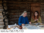 Древние ремёсла на Руси. Исторический фестиваль "Золотой век Древней Руси", Москва. Редакционное фото, фотограф Андрей Иванов / Фотобанк Лори