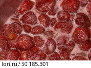 Homemade preparation of strawberry jam. Foam and juice when cooking strawberries. The process of making strawberry jam. Close-up of boiling strawberries. Стоковое фото, фотограф Андрей Жигальцов / Фотобанк Лори