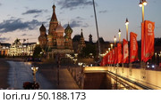 Москва. Васильевский Спуск. Покровский собор (храм Василия Блаженного) на фоне флагов 9 мая. Редакционное видео, видеограф Литвяк Игорь / Фотобанк Лори