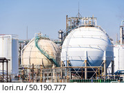 Chemical Factory plant with gas storage and structure of pipeline with smoke from smokestack in Kawasaki City near Tokyo Japan. Стоковое фото, агентство Ingram Publishing / Фотобанк Лори