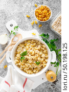 Makaroni po-flotski. Boiled pasta in navy-style with ground chicken meat and fried onions. Стоковое фото, агентство Ingram Publishing / Фотобанк Лори