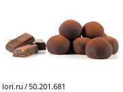 Chocolate truffles with chocolate parts isolated on white background. Стоковое фото, агентство Ingram Publishing / Фотобанк Лори