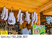 Продажа  зимних варежек с символикой мышки на ярмарке в Мышкине. Редакционное фото, фотограф Владимир Шипикин / Фотобанк Лори
