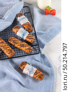 Cereal bars with peanuts and chocolate on kitchen counter top. Стоковое фото, агентство Ingram Publishing / Фотобанк Лори