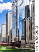 Chicago Skylines building along green dyeing river of Chicago River on St. Patrick day festival in Chicago Downtown IL USA. Стоковое фото, агентство Ingram Publishing / Фотобанк Лори