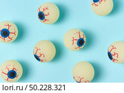 Simbol of Halloween big eyeballs with soft shadows on a light blue background.. Halloween pattern eyeballs on a pastel blue background. Стоковое фото, агентство Ingram Publishing / Фотобанк Лори