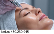 Female caucasian adult receiving skin treatment with microneedling facial therapy. Стоковое AI-изображение, AI-художник Olga Didraga / Фотобанк Лори
