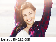 Portrtait of a happy girl at the beach smilling . Стоковое фото, агентство Ingram Publishing / Фотобанк Лори