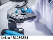  Using a microscope for research in the laboratory, Modern technology. Стоковое фото, агентство Ingram Publishing / Фотобанк Лори