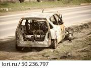 An abandoned, stolen burnt out car. Стоковое фото, агентство Ingram Publishing / Фотобанк Лори
