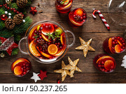 Christmas punch. Festive red hot toddy cocktail, drink with cranberries and citrus fruits. Стоковое фото, агентство Ingram Publishing / Фотобанк Лори