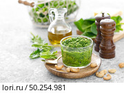 Spinach pesto sauce with cashew, parmesan cheese and olive oil. Стоковое фото, агентство Ingram Publishing / Фотобанк Лори