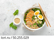 Ramen noodle soup with chicken breast, egg and spinach. Стоковое фото, агентство Ingram Publishing / Фотобанк Лори