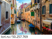 Canal in Venice between the old houses. Venice and old houses. Стоковое фото, агентство Ingram Publishing / Фотобанк Лори