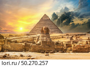 Sphinx and pyramid in the egyptian desert. Стоковое фото, агентство Ingram Publishing / Фотобанк Лори