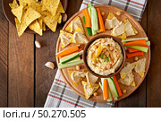 Healthy homemade  hummus with olive oil and pita chips. Стоковое фото, агентство Ingram Publishing / Фотобанк Лори