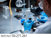 Researchers are inventing anti-virus drugs,COVID-19 anti-virus. Стоковое фото, агентство Ingram Publishing / Фотобанк Лори