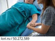 The daughter visits the grandmother who is sick in the hospital. Стоковое фото, агентство Ingram Publishing / Фотобанк Лори