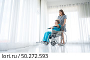 The daughter visits the grandmother who is sick in the hospital. Стоковое фото, агентство Ingram Publishing / Фотобанк Лори