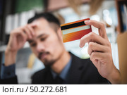 Business people are disappointed with the credit card limits Cannot be used. Стоковое фото, агентство Ingram Publishing / Фотобанк Лори
