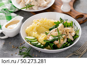 Mashed potato with grilled chicken and spinach salad. Стоковое фото, агентство Ingram Publishing / Фотобанк Лори