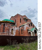Строящееся здание, храм. Высол на кирпичной стене. Building under construction, temple. Efflorescence on a brick wall. Редакционное фото, фотограф Александр Рыбалка / Фотобанк Лори