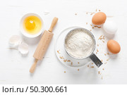 Flour and eggs on white kitchen worktop, baking culinary background, copy space, overhead view. Стоковое фото, агентство Ingram Publishing / Фотобанк Лори