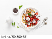 Belgian waffles with fresh strawberry, chocolate topping and whipped cream. Стоковое фото, агентство Ingram Publishing / Фотобанк Лори