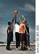 Group portrait of a street basketball team. Стоковое фото, агентство Ingram Publishing / Фотобанк Лори