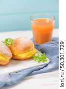Bolas de Berlim, or "Berlin Balls". Portuguese fried dough with sugar, Filled with sweet egg cream. Стоковое фото, агентство Ingram Publishing / Фотобанк Лори