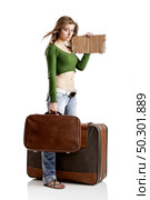 Beautiful young woman hitch hiking with card tablet. Стоковое фото, агентство Ingram Publishing / Фотобанк Лори