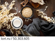 Vegan oat milk in glass bottle and ingredients for cooking. Healthy vegetarian non-dairy drink or beverage. Alternative milk. Стоковое фото, агентство Ingram Publishing / Фотобанк Лори