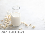 Oat milk. Delicious and healthy vegetarian alternative milk drink. Non-dairy milk. Стоковое фото, агентство Ingram Publishing / Фотобанк Лори