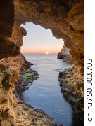 Inside of mainsail. Beautiful nature grotto seascape composition. Стоковое фото, агентство Ingram Publishing / Фотобанк Лори