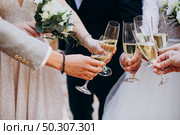 Bride with groom drinking champaigne on their wedding. Стоковое фото, агентство Ingram Publishing / Фотобанк Лори