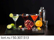 Bar. Various cocktails on the table. Cocktails. Стоковое фото, агентство Ingram Publishing / Фотобанк Лори