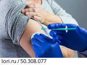 Doctor giving iv injection. Стоковое фото, агентство Ingram Publishing / Фотобанк Лори
