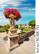 Jardin du Luxembourg and Palace at summer in Paris, France. Стоковое фото, агентство Ingram Publishing / Фотобанк Лори