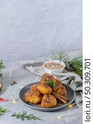 Traditional portuguese Christmas sweets Sonhos with sugar and cinnamon on kitchen countertop. Стоковое фото, агентство Ingram Publishing / Фотобанк Лори