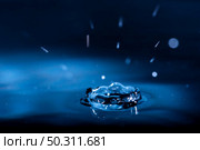 abstract background of blue water splash falling drop on liquid wave. Стоковое фото, агентство Ingram Publishing / Фотобанк Лори