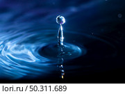 abstract background of blue water splash falling drop on liquid wave. Стоковое фото, агентство Ingram Publishing / Фотобанк Лори