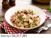 Mushroom buckwheat porridge bowl with fresh parsley. Стоковое фото, агентство Ingram Publishing / Фотобанк Лори