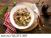 Mushroom buckwheat porridge bowl with fresh parsley. Стоковое фото, агентство Ingram Publishing / Фотобанк Лори