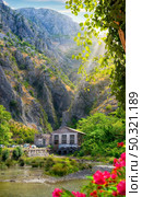 Old abandoned building near Bastion in Kotor, Montenegro. Стоковое фото, агентство Ingram Publishing / Фотобанк Лори
