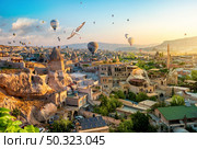 Hot air balloons at sunset in Goreme town, Cappadocia, Turkey. Goreme town Cappadocia. Стоковое фото, агентство Ingram Publishing / Фотобанк Лори